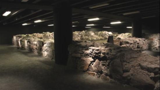 RRuinen etter middelalderens rådhus og vinkjeller på Bryggen er istandsatt og tilrettelagt av Byantikvaren i samarbeid med Riksantikvaren og eier DnBnor. Foto: Byantikvaren