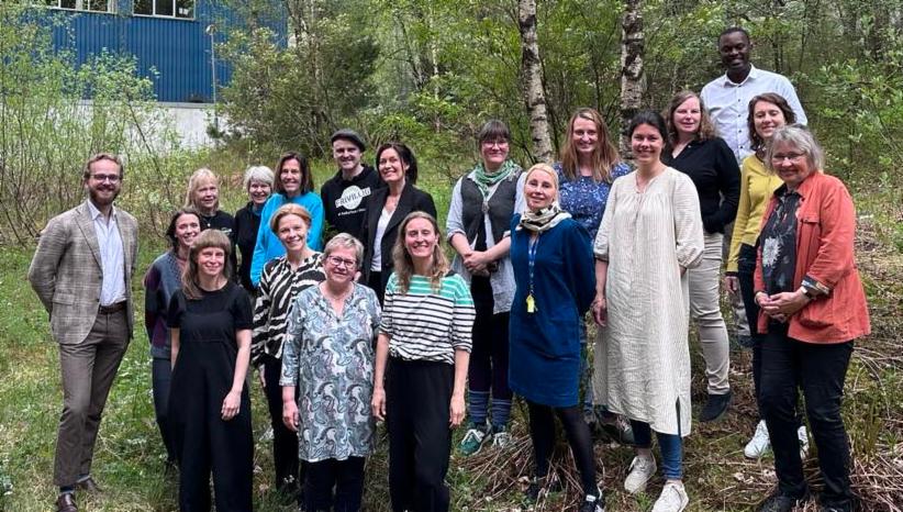 Bilde av alle lederne i frivilligsentralene i Bergen sammen med byråd for næring, kultur og idrett, Reidar Digranes og direktør i kulturetaten, Vincent Mrimba.