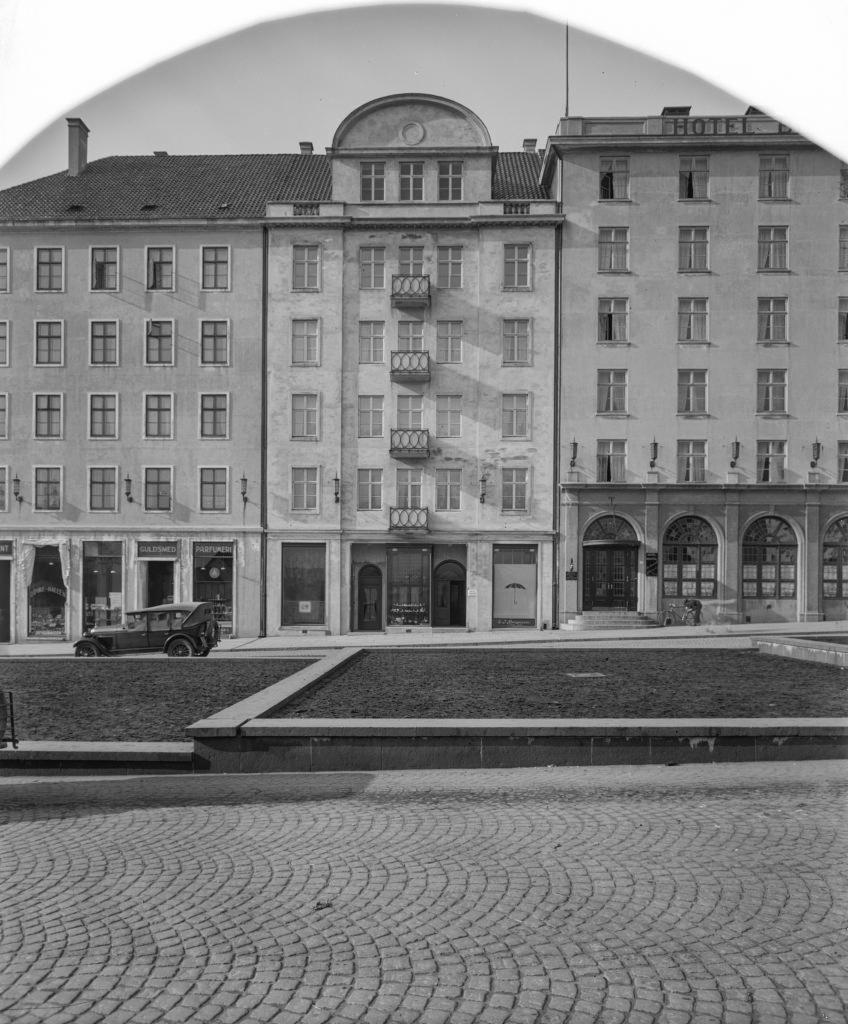 Torgallmenningen 13. Her ses butikken til paraplymaker Bergesen på høyre side med en paraply i vinduet og hans navn under. Fotograf: Atelier KK. Spesialsamlingene ved Universitetsbiblioteket i Bergen.