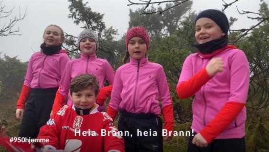 Fire jenter og en gutt synger "Vi e' Bergen"