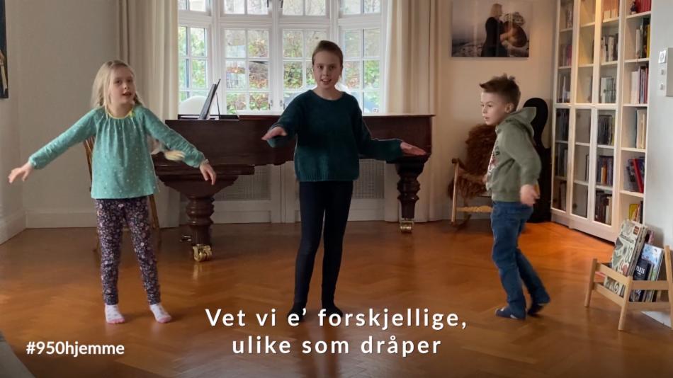 3 barn danser i en stue til Vi e' Bergen