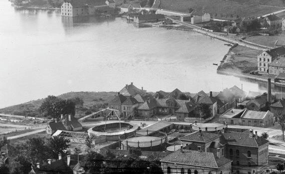 Utsnitt av fotografi av Knud Knudsen. Nederst i venstre hjørnet ser du en sirkusbygning. Bildet tilhører Billedsamlingen på Universitetsbiblioteket i Bergen. Klikk på lenke i teksten for å se hele fotoet.