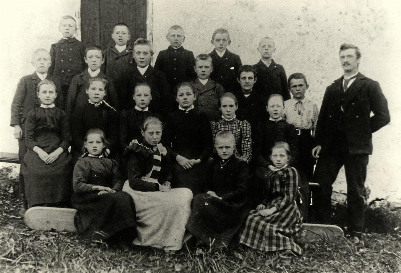 Klassebilde fra Salhus skole rundt 1898-1900. Læreren er oppgitt å være enten N. Wergeland eller Johan Eide. Fotograf ukjent. A-1730 Ua 1