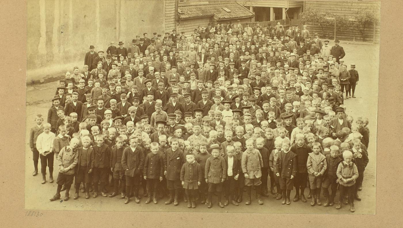 Elever ved Tanks skole 1898. Ukjent fotograf