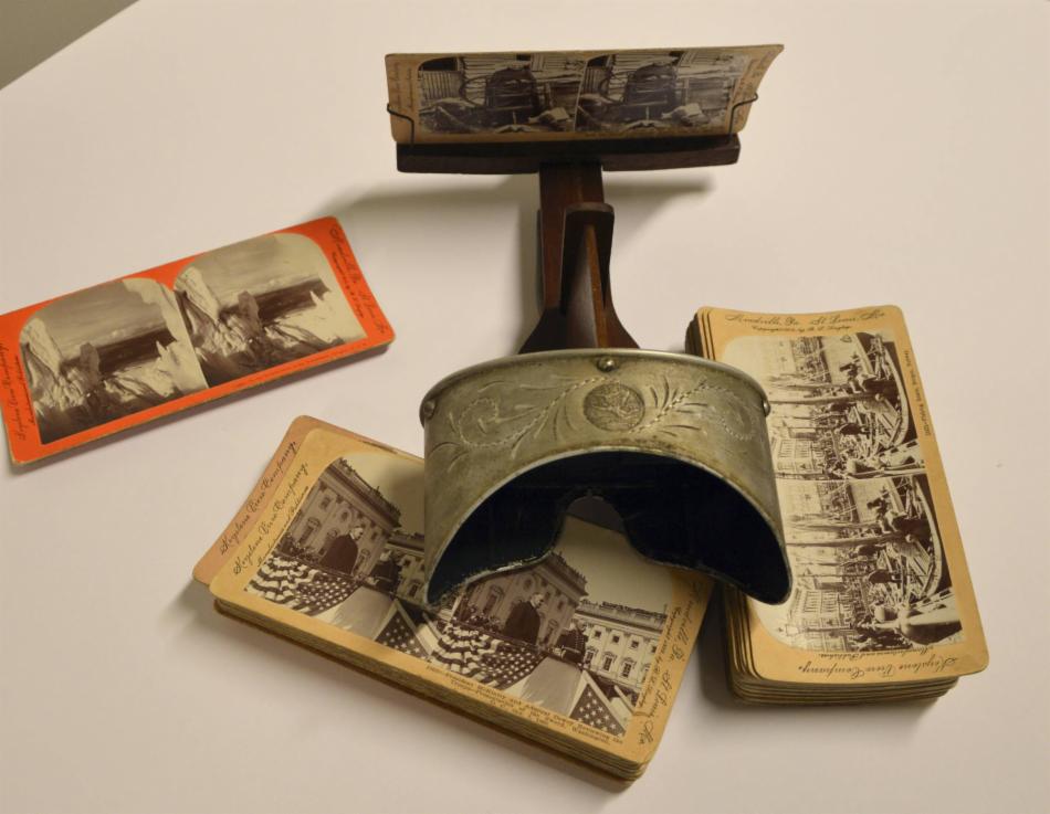 Stereoskop fra ukjent produsent og stereokort fra Keystone View Company. Fotograf: Knut Skeie Aksdal, Bergen Byarkiv, 2015.