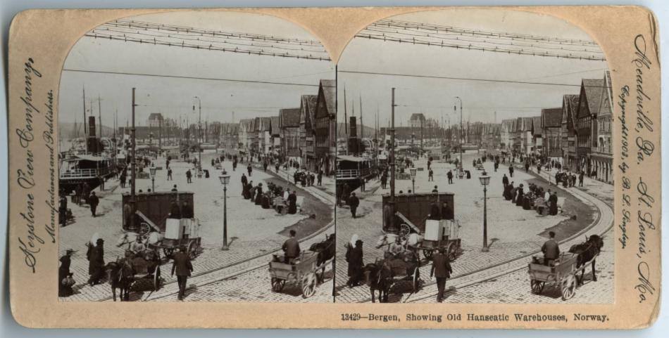 Tyskebryggen på slutten av 1890-tallet. Copyright: Keystone View Company, Meadville, Pa. St. Louis Mo. 1903. Fra Bergen Byarkivs fotosamling.