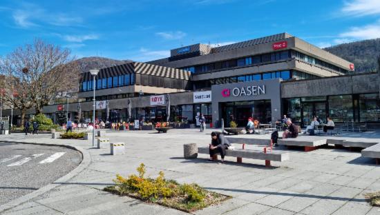 Bilde av plass utenfor kjøpesenteret Oasen i Fyllingsdalen. 