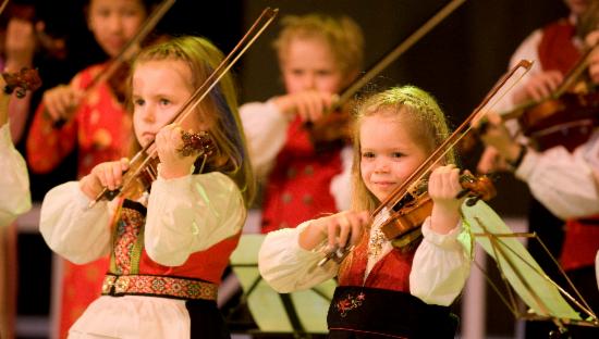 Unge fiolinister i bunad