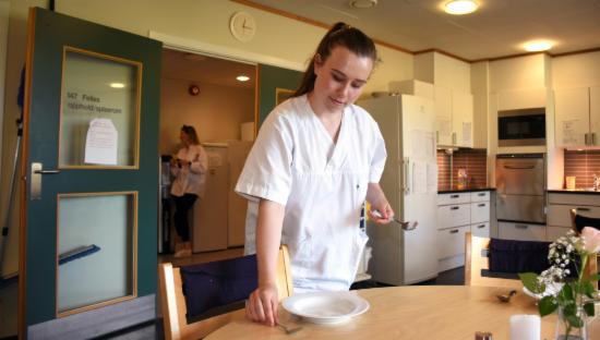  Sommervikar Anna Hjøllo dekker bordet på Kolstihagen sykehjem