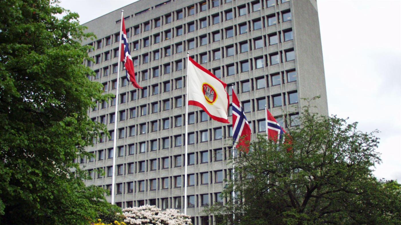 Norske flagg og Byflagget utenfor Bergen rådhus