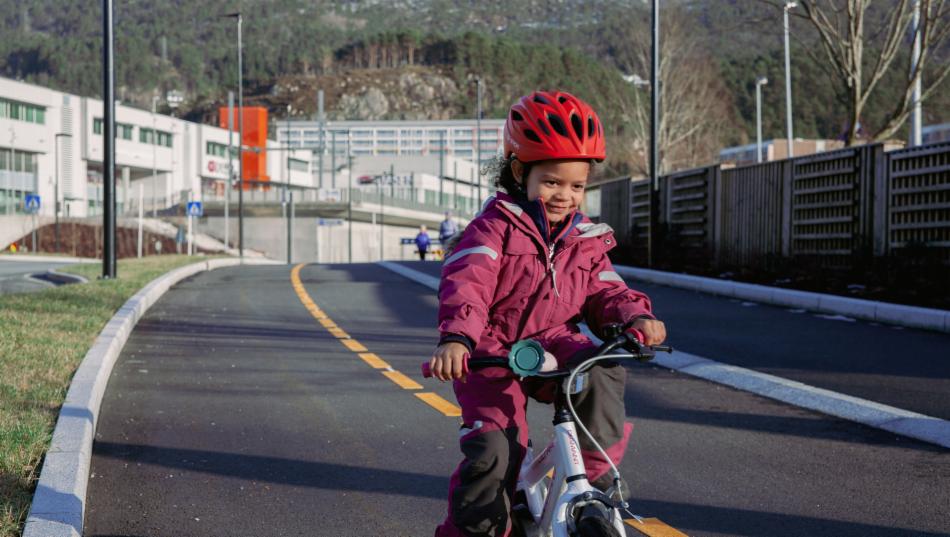 Jente på sykkel i Fyllingsdalen