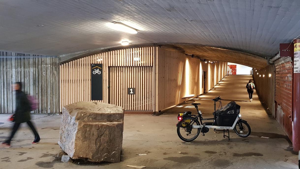 En gang- og sykkeltunnel med parkeringsbod for sykler.
