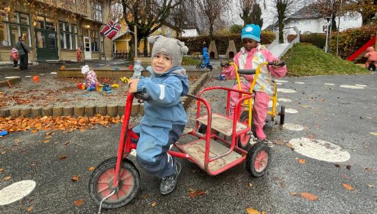 To små barn på trehjulssykkel
