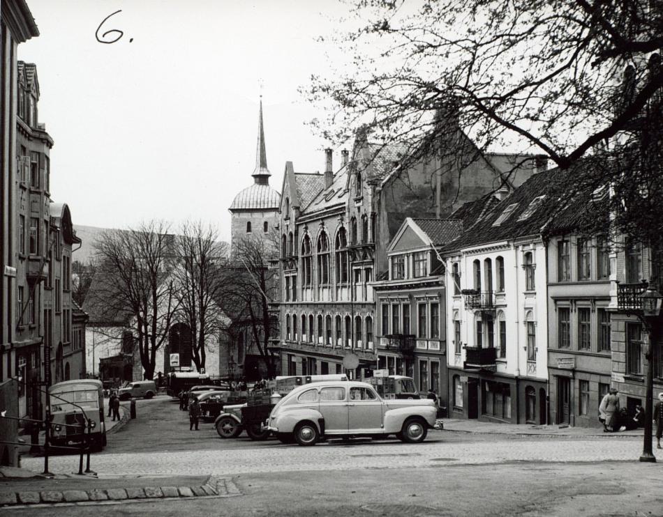 Foto fra Øvre Korskirkeallmenningen fra 1950-tallet. Fotograf ukjent. Fra arkivet etter Reguleringsvesenet i Bergen, A-0967 De: 222.