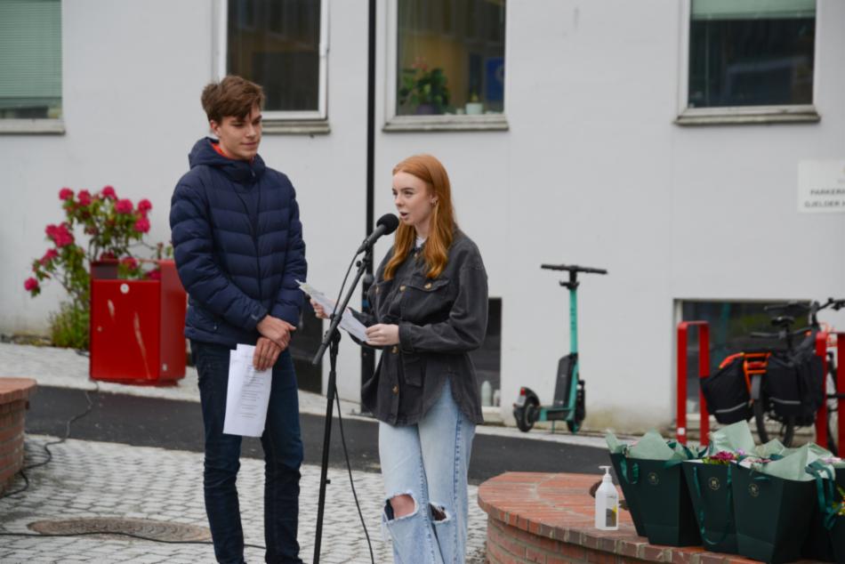 Elevene Stian Andersen Tangerud og Victoria Emilie Hagebø fra Årstad VGS deltok på åpningen, og leste dikt av Hans Børli og av Oskar Fiske Pettersen, om å være sammen og styrken i det. 