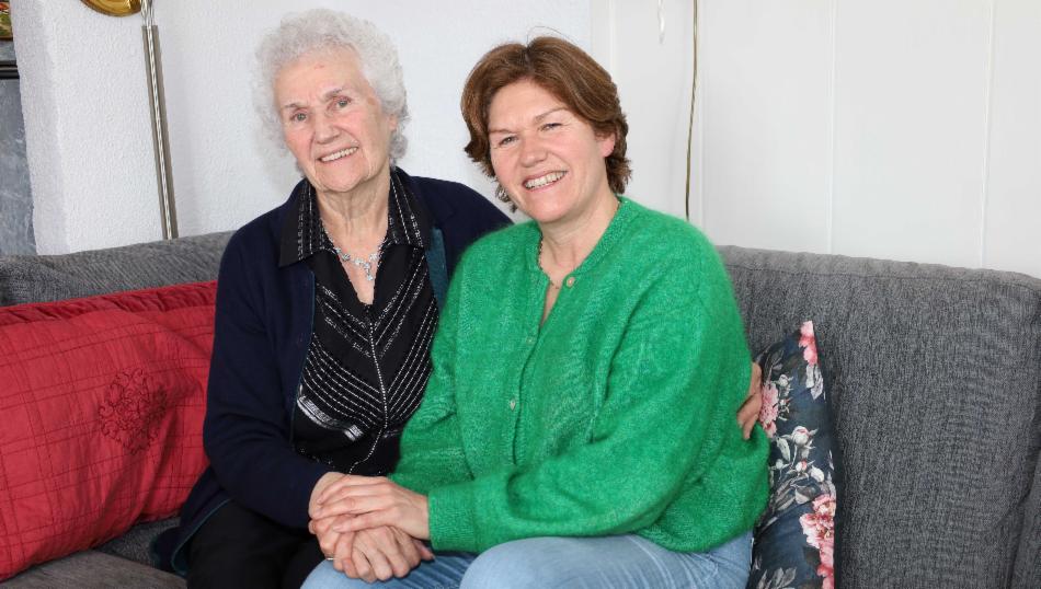 Bildet viser mor og datter som sitter i sofaen. 
