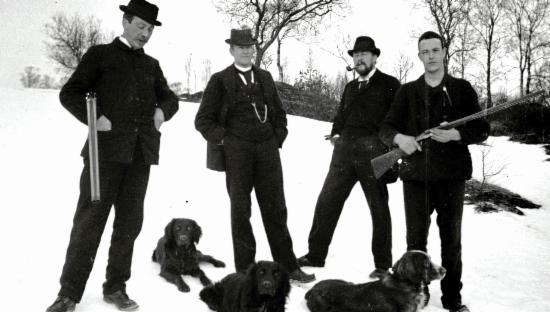 Jaktlag med hund rundt 1895-1905. Ukjent fotograf. Fra Harald Wesenbergs fotosamling A-1003, Bergen byarkiv.