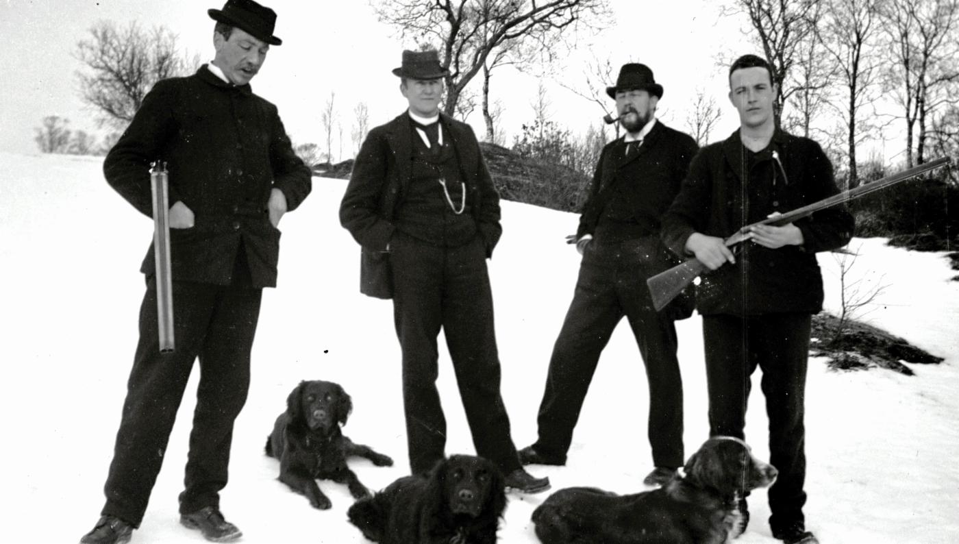 Jaktlag med hund rundt 1895-1905.