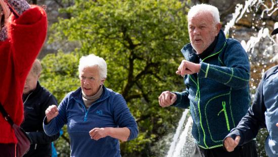 Seniorer på utendørstrening i Nygårdsparken