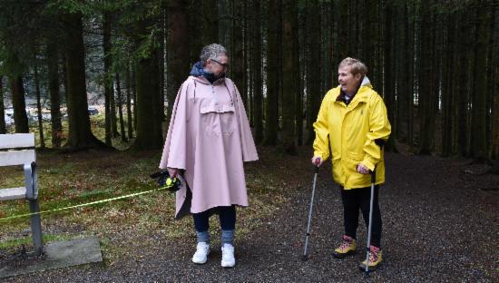 To kvinner på tur i Kanadaskogen