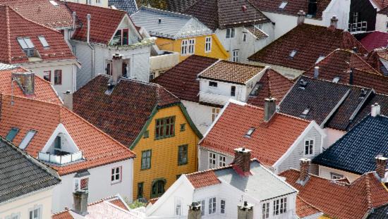 Ovenfra bilde av boliger i Bergen