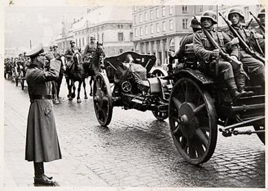 Tyske soldater paraderer på Torgallmenningen i 1940. Foto fra Motstandsarkivet i Bergen Byarkiv.