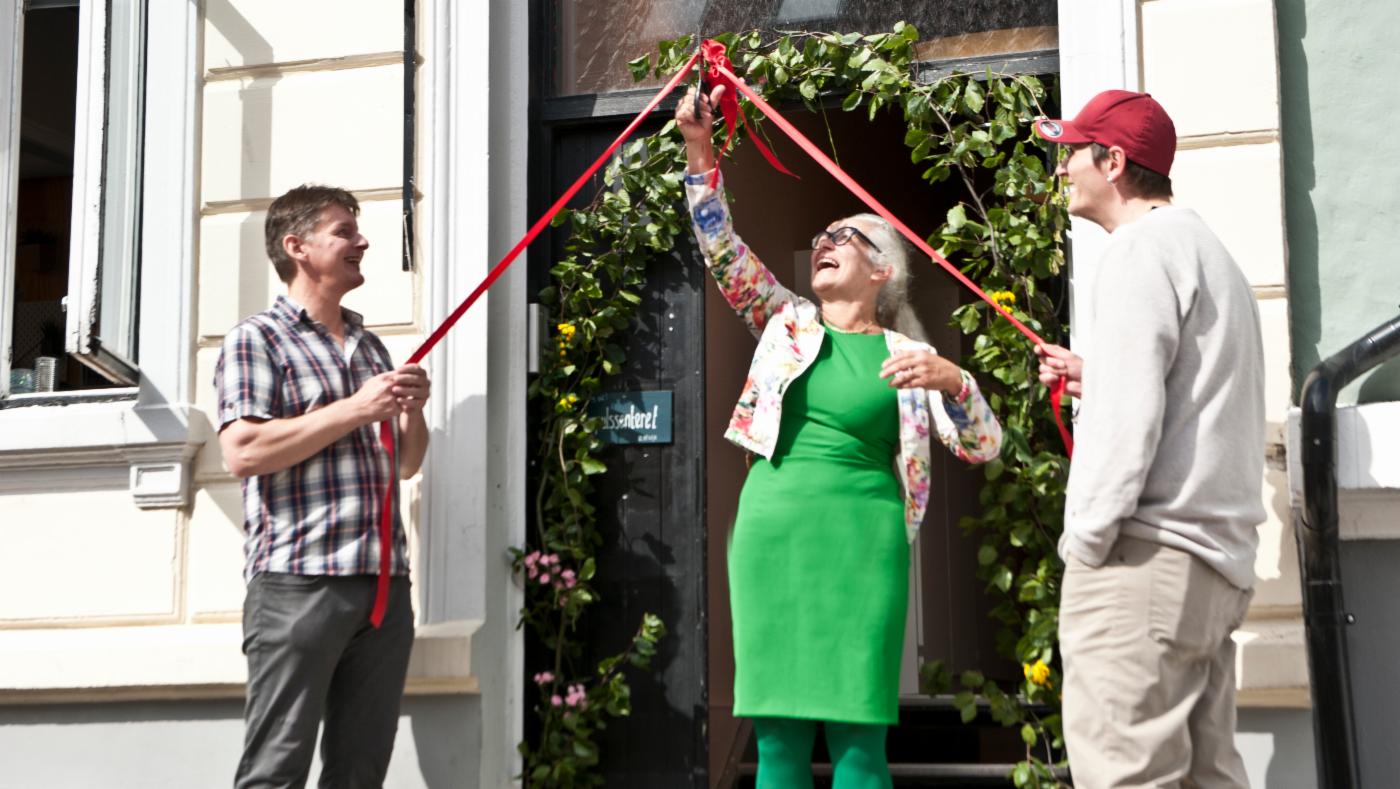 Bildet viser sosialbyråd Ruth Grung som klipper snoren under åpningen av "Huset"
