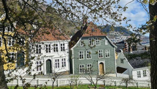 Bildet viser eldre trehusbebyggelse i Gamle Bergen