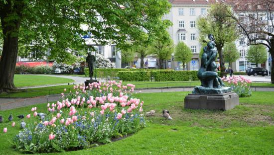 Blomster og skulptur i Teaterparken 