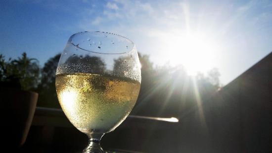 Eit glas vin i sola