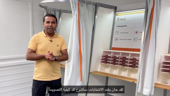 Person forteller om valg på arabisk