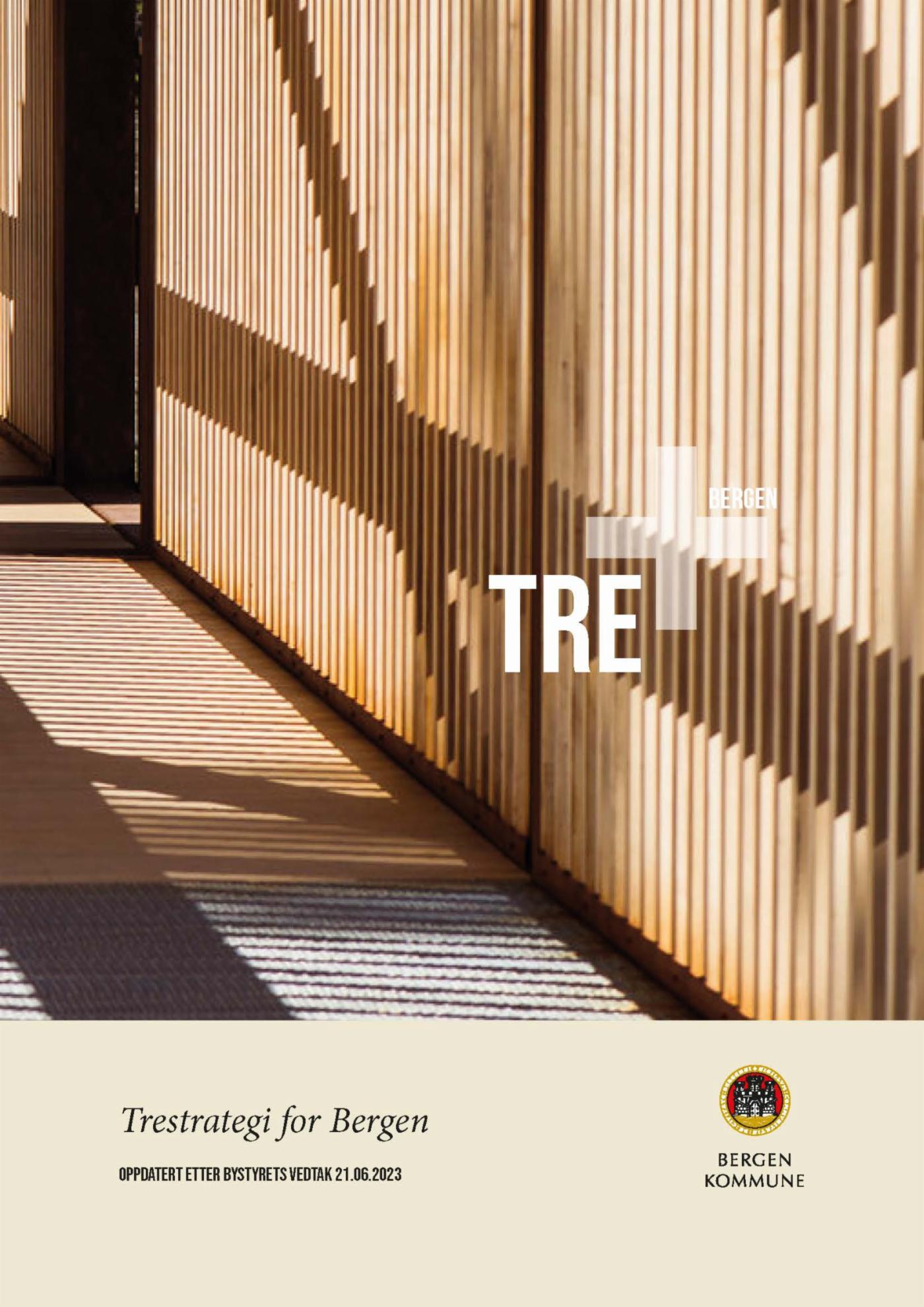 Forsiden av dokumentet trestrategi TRE+ .Viser sol mot trevegg og TRE i hvite bokstaver. Bergen kommunes logo nede til høyre