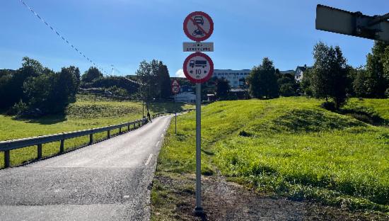 Skilt som viser gjennomkjøring forbudt ved avkjørselen til Sandalsvegen.