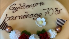 Kake med tekst "Gyldenpris barnehage 70 år"