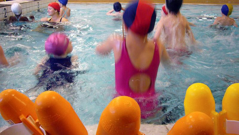 Barn i aktivitet i basseng
