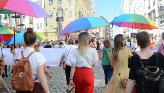Deltakere i Pride-paraden med regnbueparaplyer