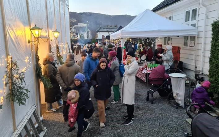 Julemarked med mange mennesker, Kronstad