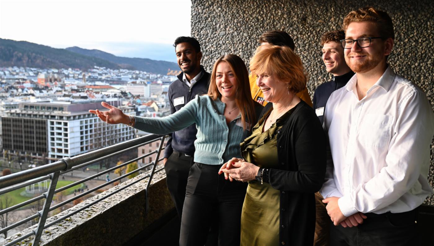 Mennesker på balkong ser ut over Bergen