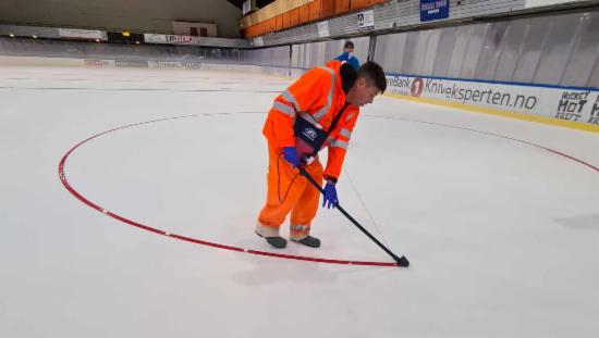 Skøytebanen i Bergenshallen blir merket med nye striper på isen