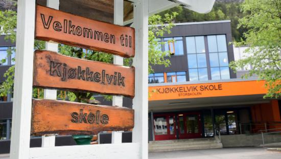 Kjøkkelvik skole skrevet på oransje skilt på skolebygg