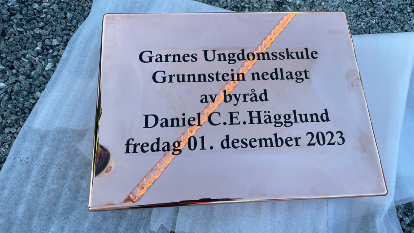 På lokket av skrinet står det: Garnes ungdomsskule. Grunnstein nedlagt av byråd Daniel C.E. Hägglund fredag 01. desember 2023.