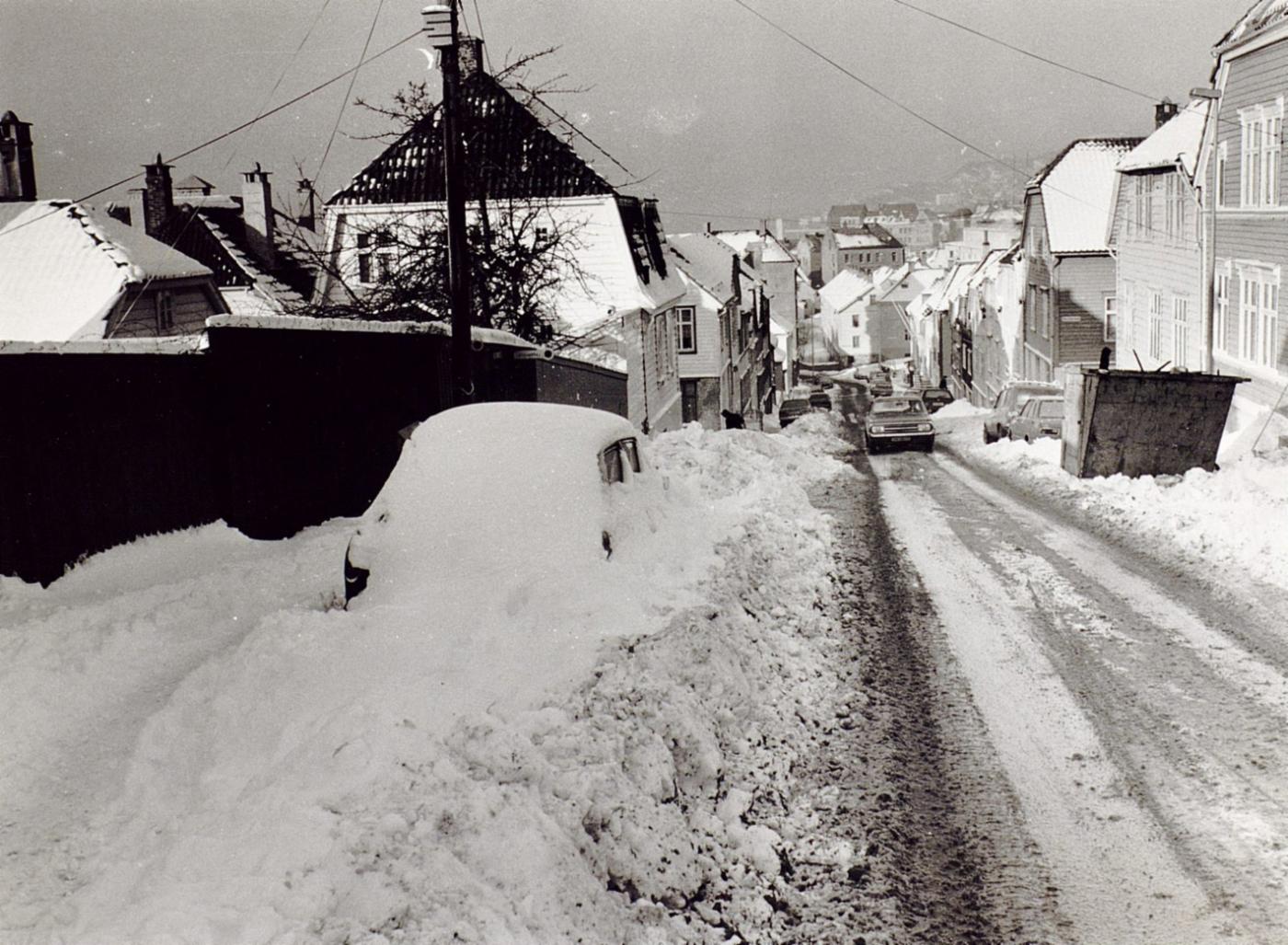 Historisk bilde av snøfull gate