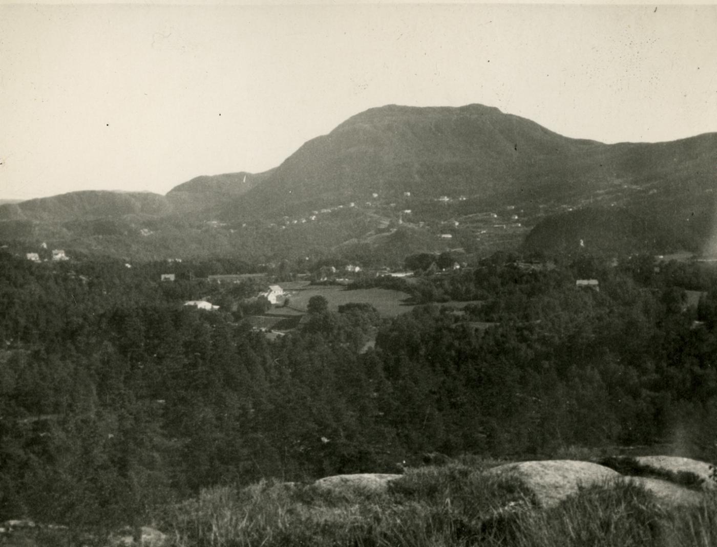 Historisk foto som viser landskap med fjell