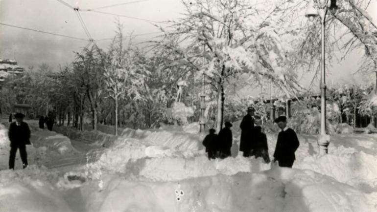 Historisk bilde av snødekte gater