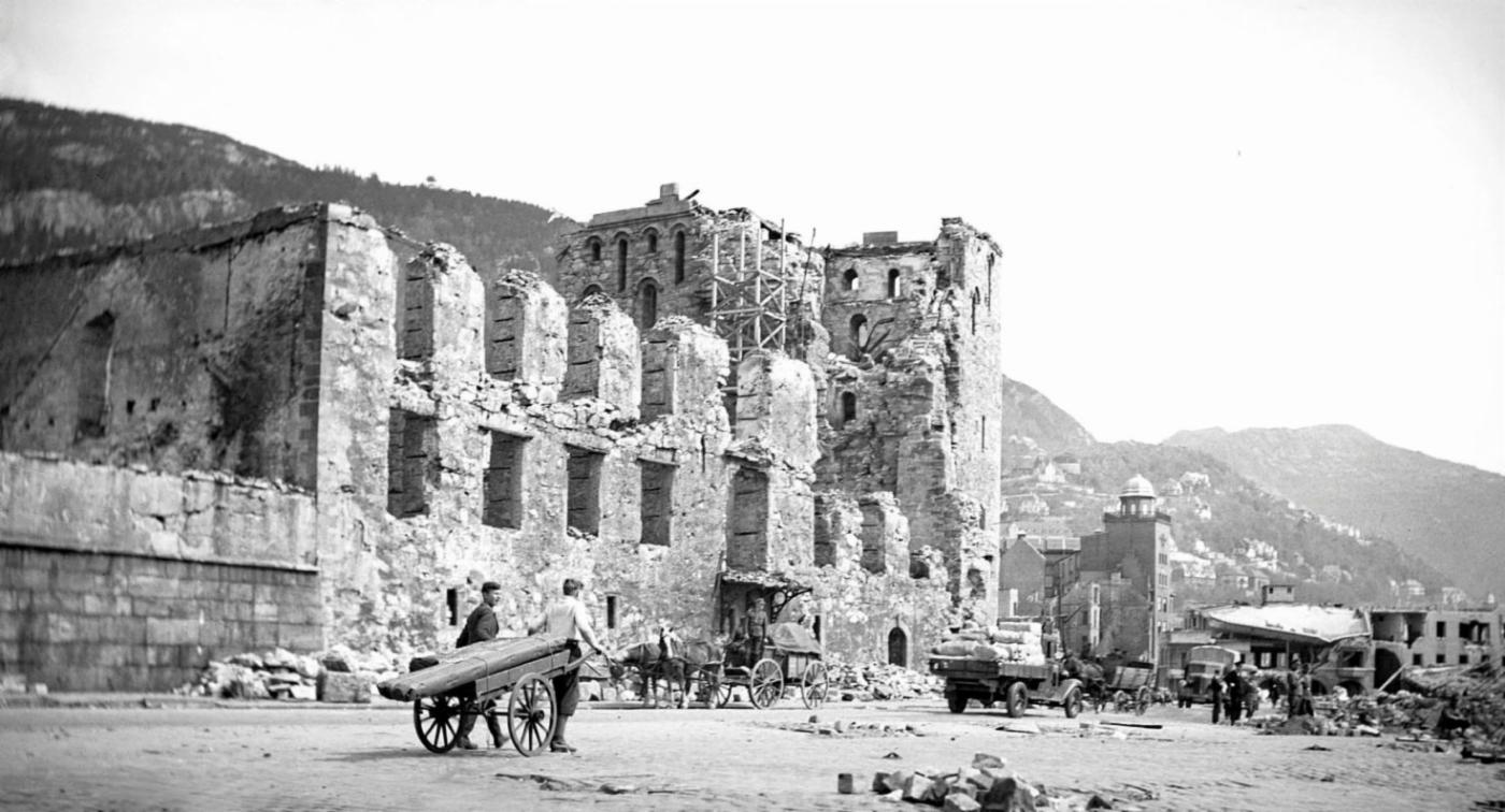 Bildet viser murbygning i ruiner