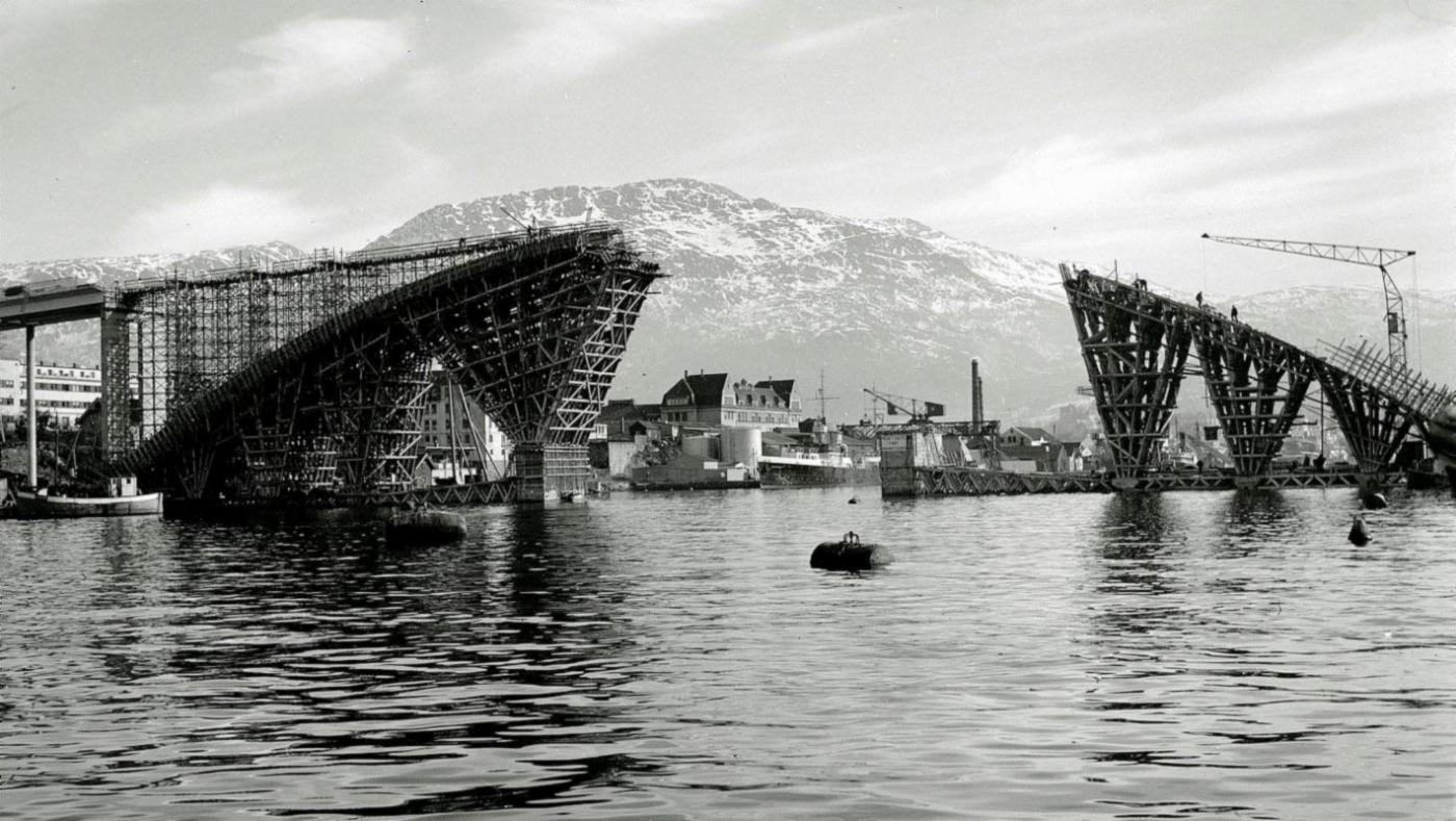 Puddefjordsbroen under bygging