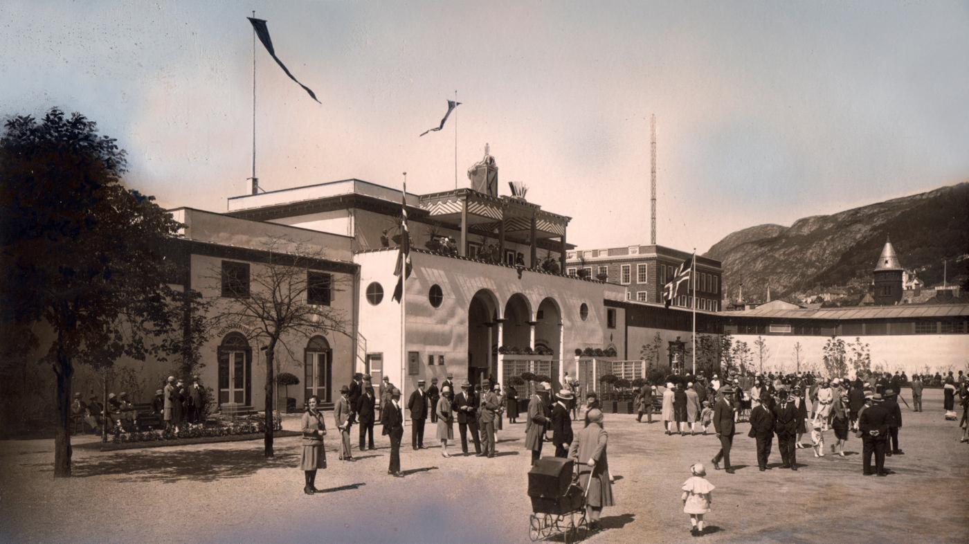 Historisk bilde som viser mennesker på Festplassen.