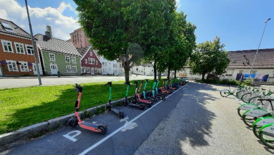 Elsparkesykler oppstilt på oppmerket parkeringsareal 