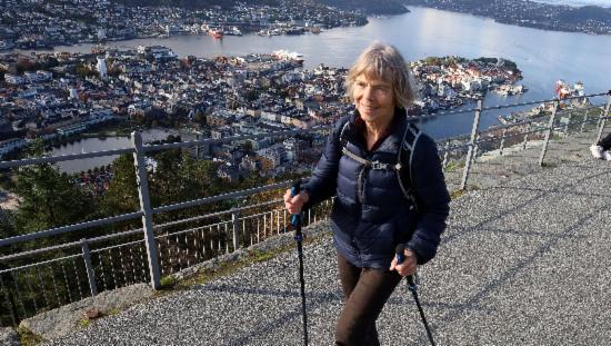 Martha Eide (83) går tur på Fløyen med staver. 