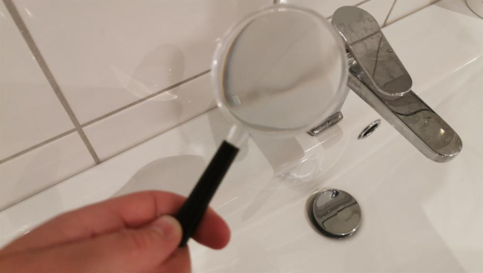 Forstørrelsesglass over en håndvask